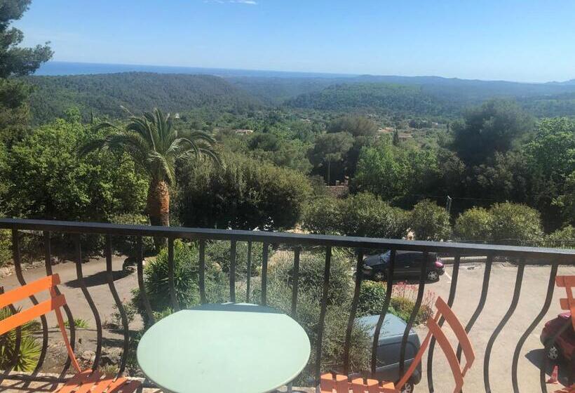 غرفة قياسية ثلاثية, Les Belles Terrasses