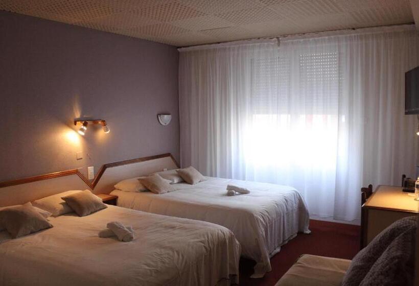 חדר סטנדרט לשלושה, Logis Hôtels & Restaurant Le Cheval Blanc Et Clovis