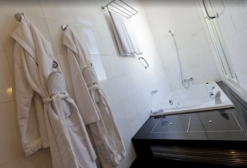 اتاق استاندارد سه نفره, Quatro Puerta Del Sol