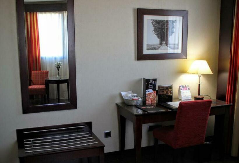 标准间, Sevilla Center