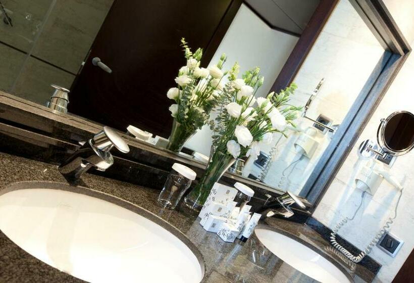 标准间, Sevilla Center