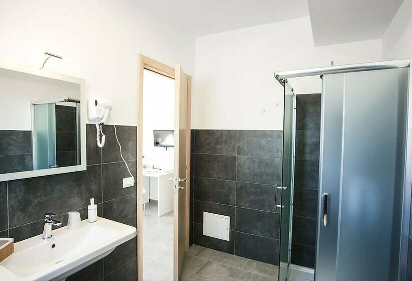 اتاق لوکس سه تخته, Il Maestrale B&b