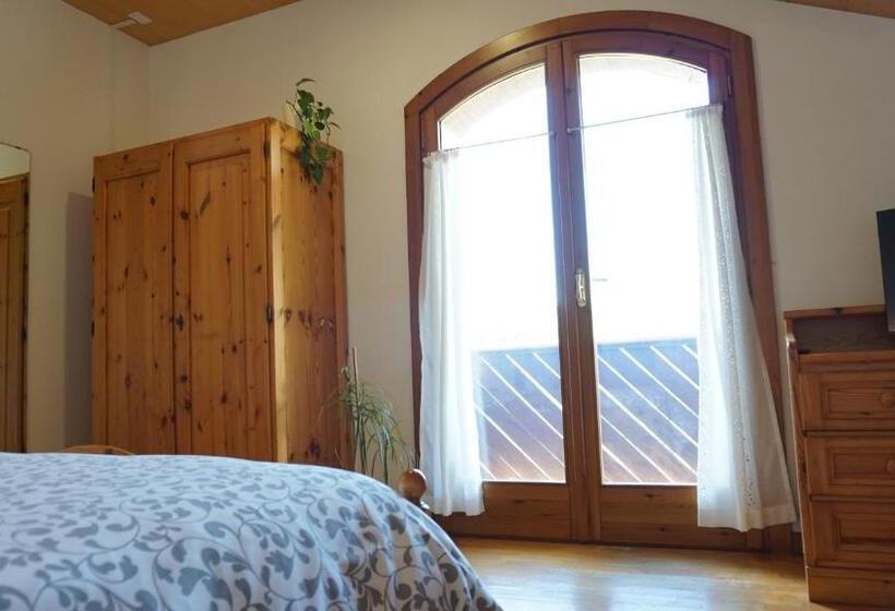 اتاق سهنفرۀ استاندارد با سرویس بهداشتی بیرون از اتاق, La Pecora Nera Bed & Breakfast Belluno