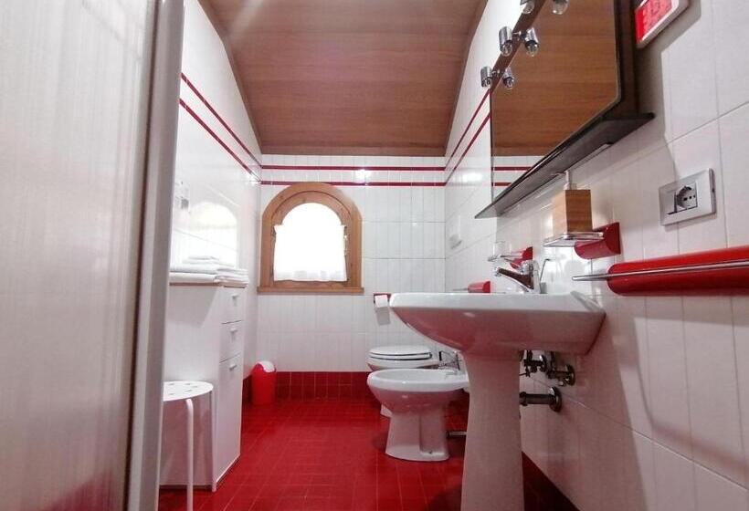 اتاق سهنفرۀ استاندارد با سرویس بهداشتی بیرون از اتاق, La Pecora Nera Bed & Breakfast Belluno