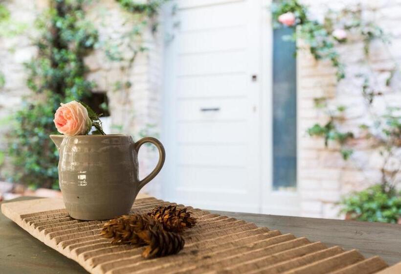 اتاق لوکس با تخت بزرگ, Residenza La Corte Assisi