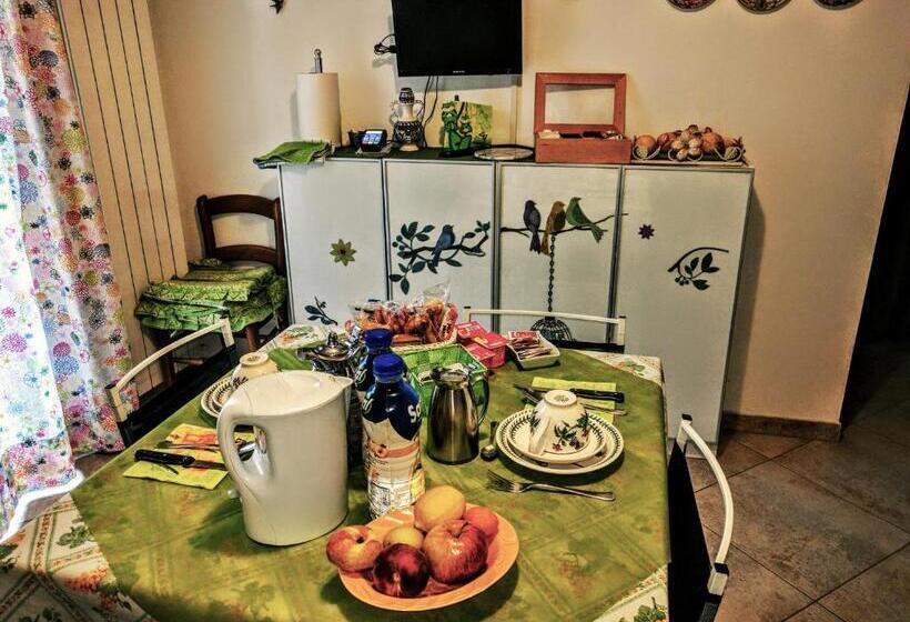 اتاق استاندارد سه نفره, Sally S B&b