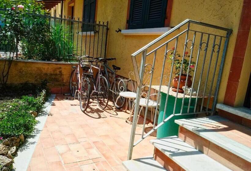 غرفة قياسية ثلاثية, Sally S B&b