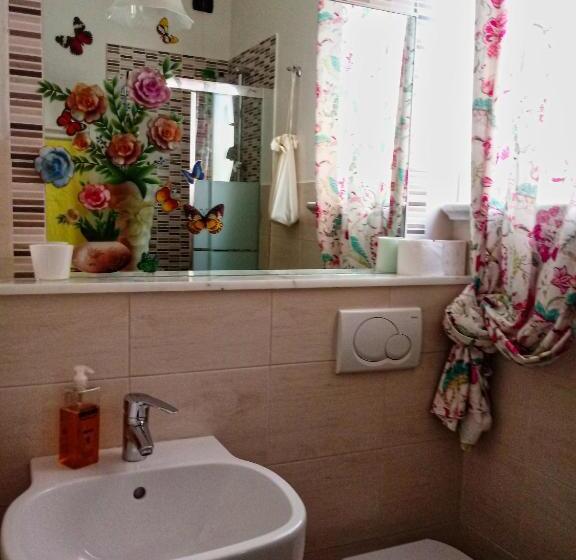 غرفة قياسية ثلاثية, Sally S B&b