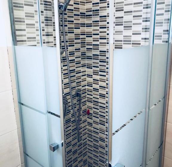 غرفة قياسية ثلاثية, Sally S B&b