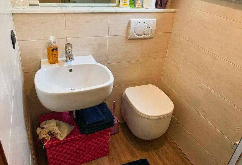 غرفة قياسية ثلاثية, Sally S B&b