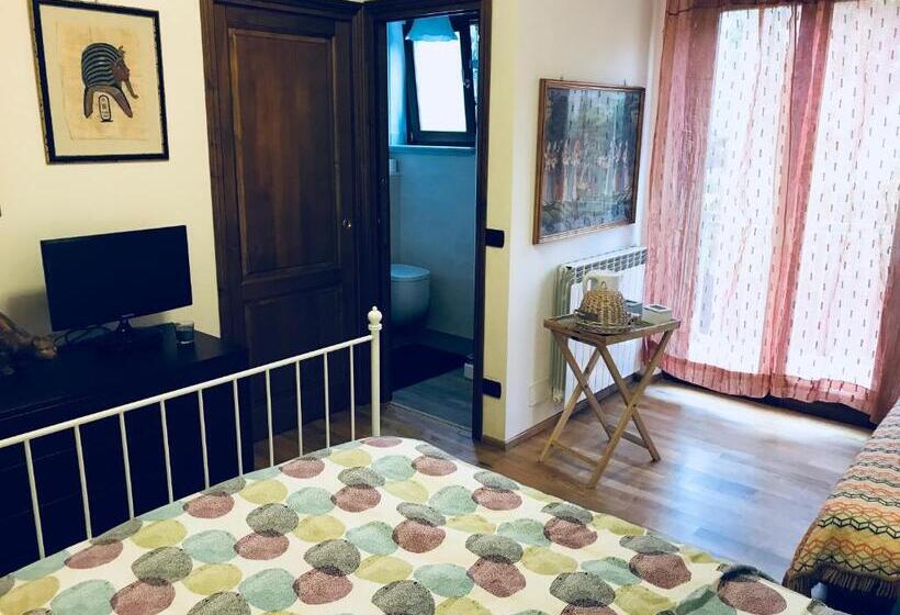 غرفة قياسية ثلاثية, Sally S B&b