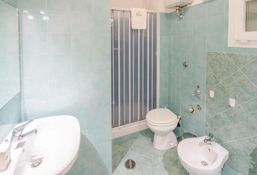 اتاق استاندارد سه نفره, Guest House Mr. Brown