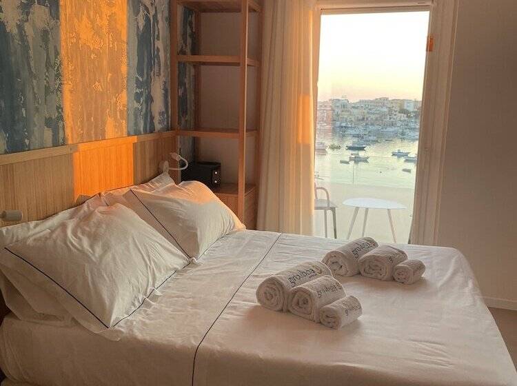 اتاق لوکس با بالکن و چشم‌انداز دریا, B&b Giro Di Boa