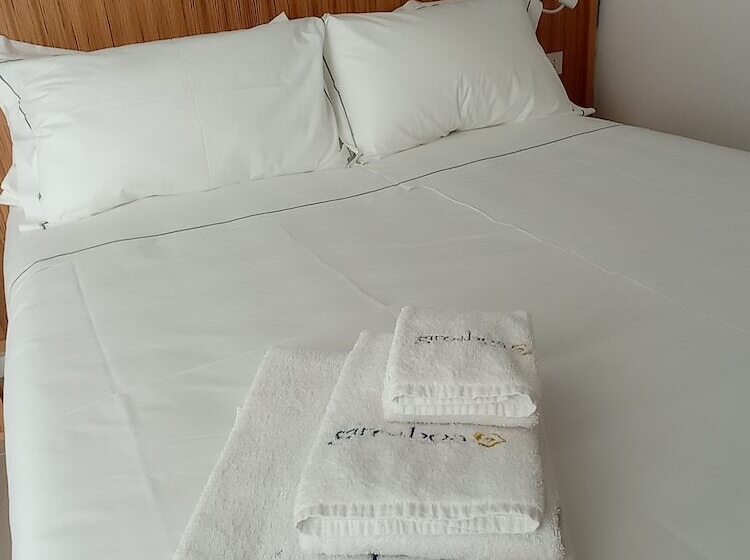 اتاق لوکس با بالکن و چشم‌انداز دریا, B&b Giro Di Boa