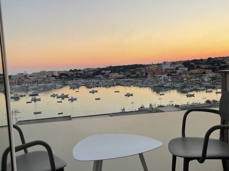 اتاق لوکس با بالکن و چشم‌انداز دریا, B&b Giro Di Boa