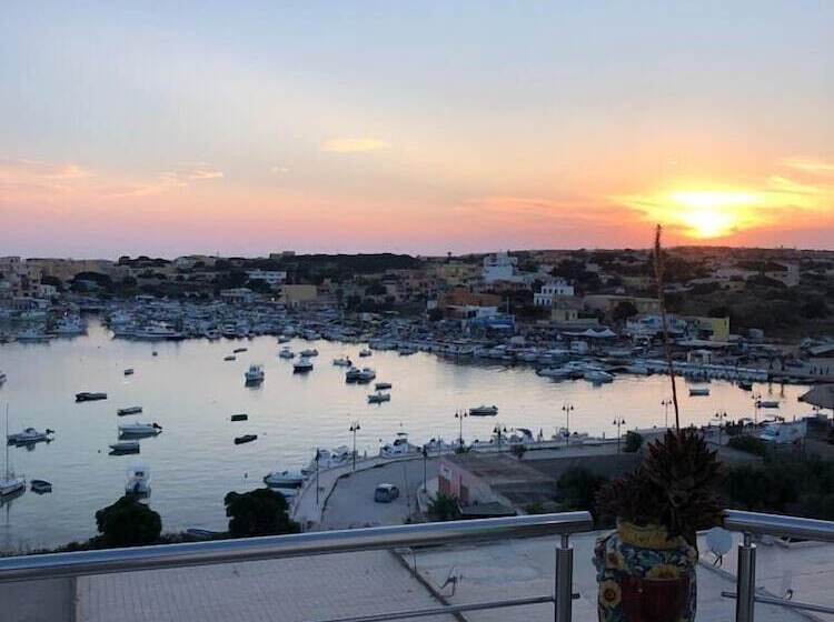 اتاق لوکس با چشم‌انداز دریا, B&b Giro Di Boa