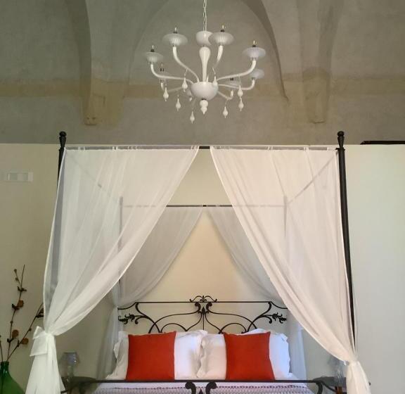 اتاق سوپریور با تخت بزرگ, Palazzo Cariddi