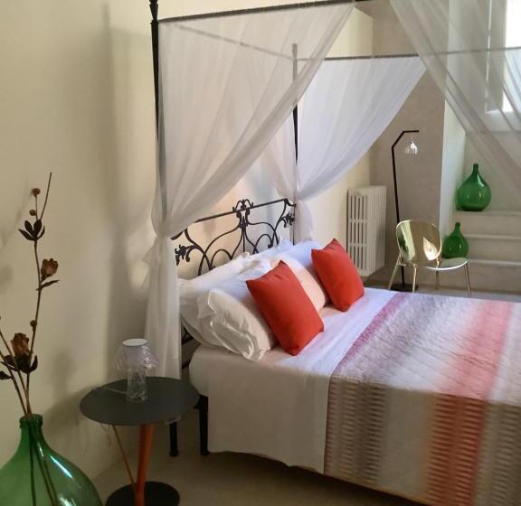 اتاق سوپریور با تخت بزرگ, Palazzo Cariddi