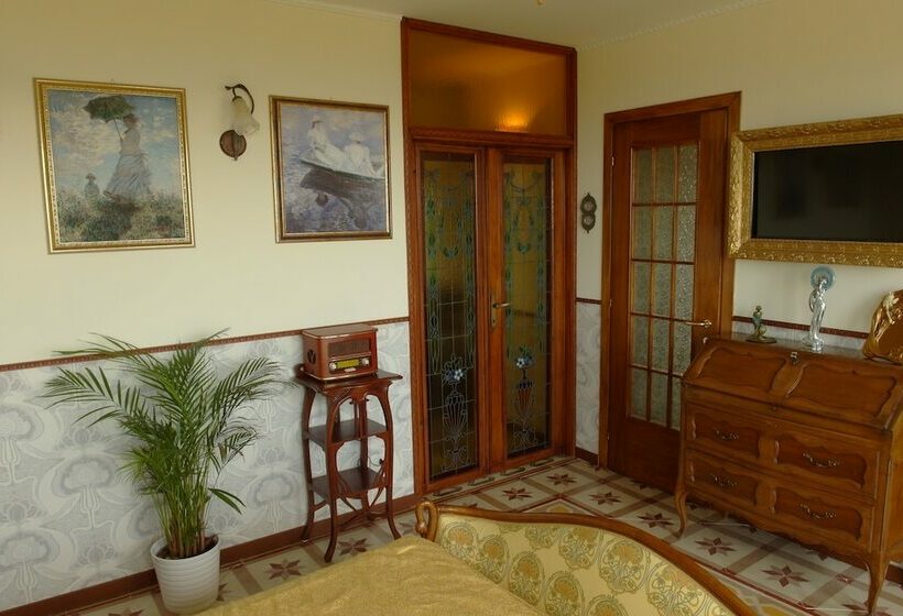 غرفة كومفورت, The White Villa