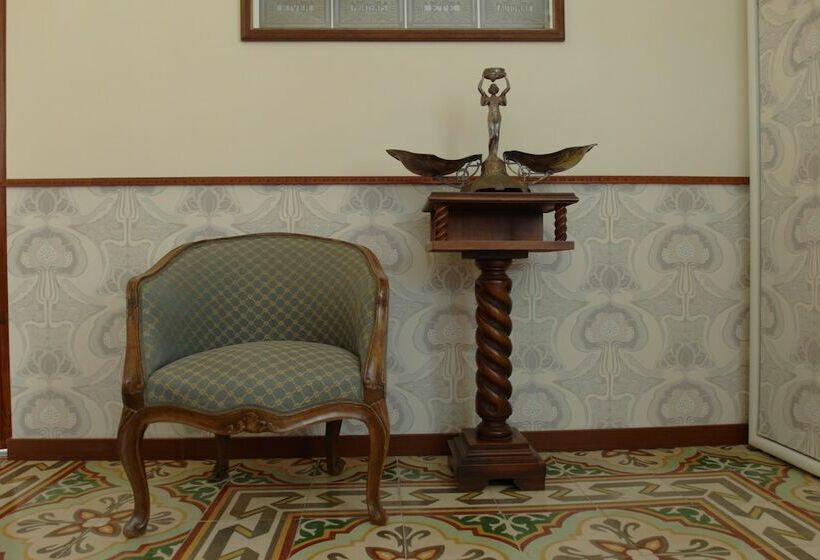 غرفة كومفورت, The White Villa