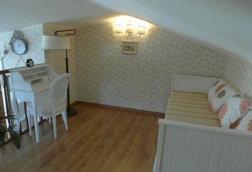 جناح, The White Villa