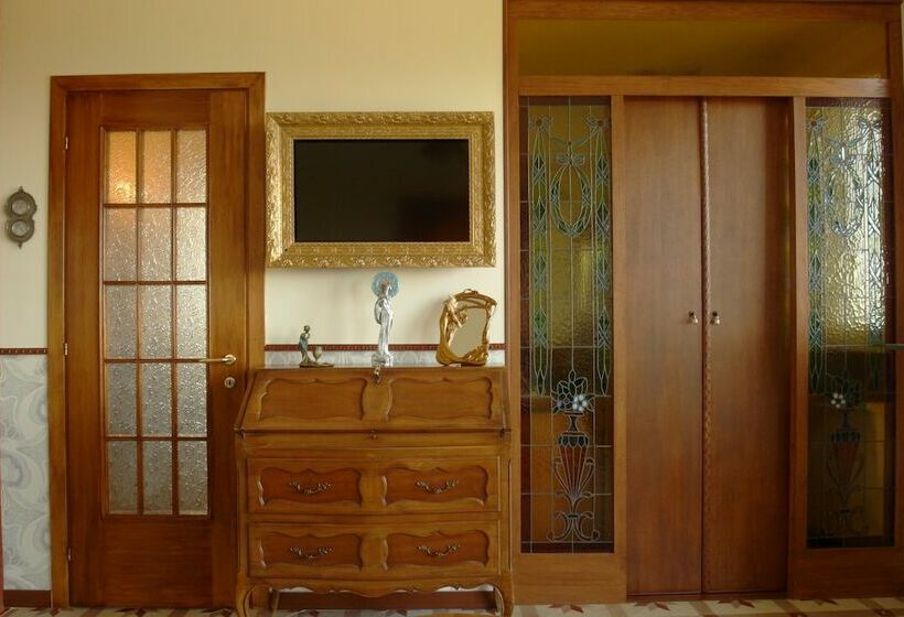 غرفة كومفورت, The White Villa