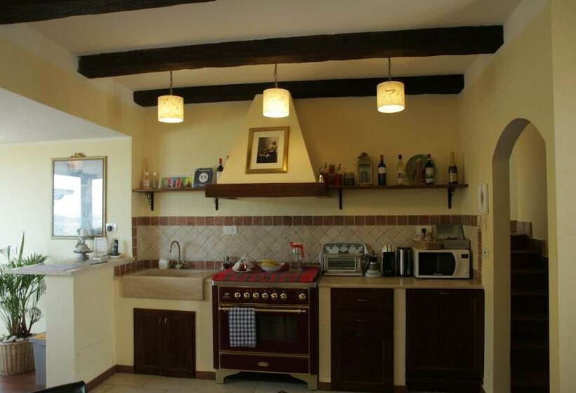 غرفة كومفورت, The White Villa