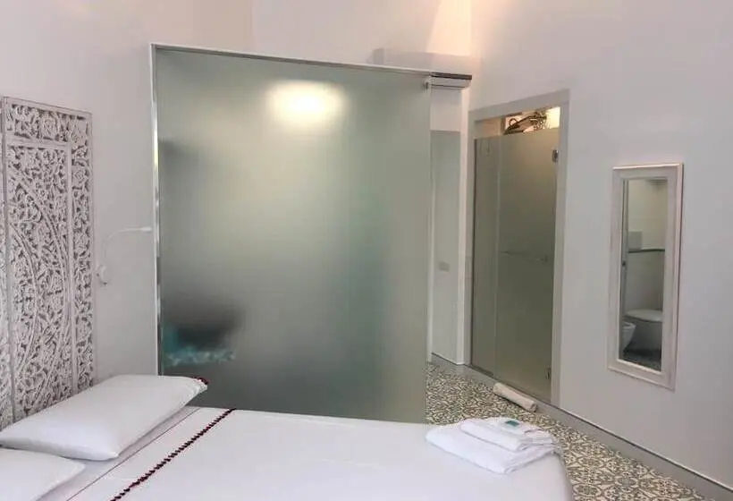 Deluxe-huone Sivuttainen Merinäkymä, Vesuvio View