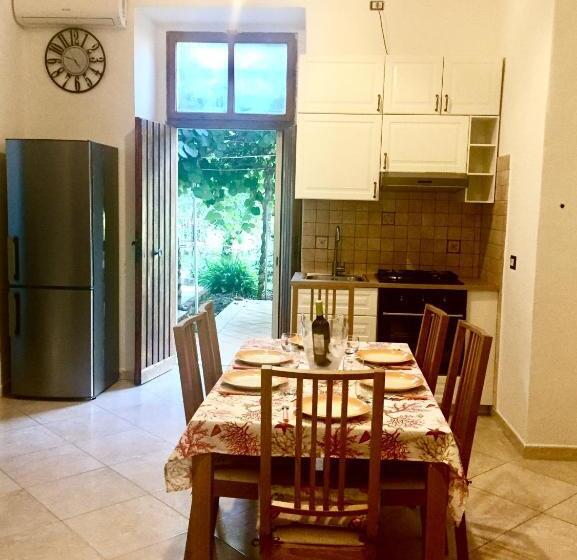 غرفة قياسية مع حمام خارجي, Aloha House