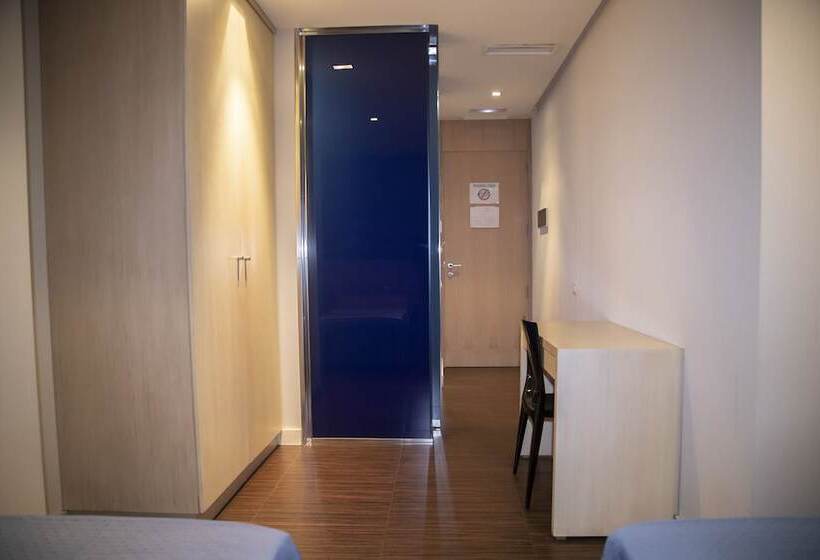 غرفة قياسية فردية, El Globo