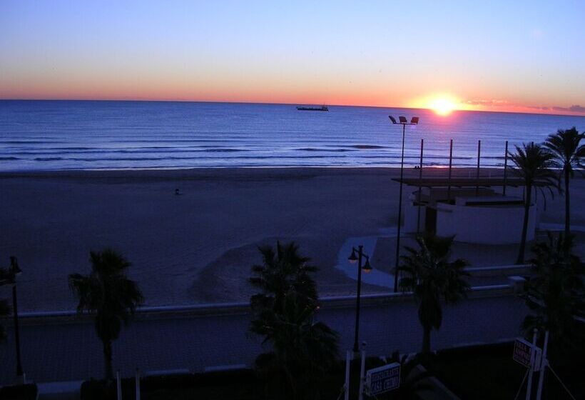 غرفة قياسية مطلّة علي البحر, El Globo