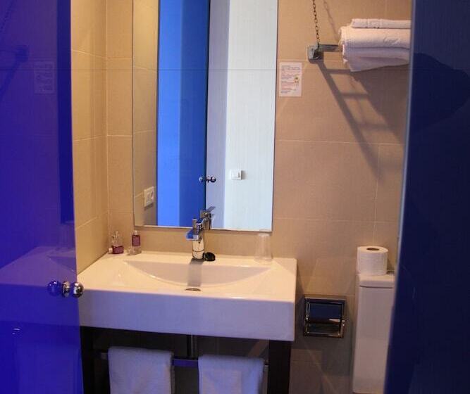 غرفة قياسية فردية, El Globo