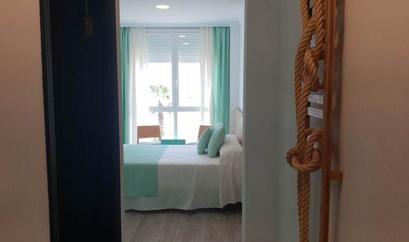 غرفة قياسية مطلّة علي البحر, El Globo