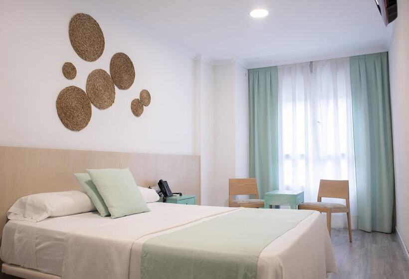 غرفة قياسية مطلّة علي البحر, El Globo