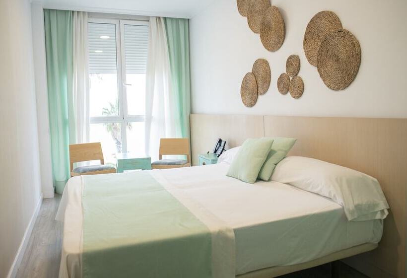 غرفة قياسية مطلّة علي البحر, El Globo