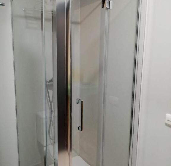 غرفة قياسية فردية, El Globo