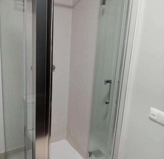 غرفة قياسية فردية, El Globo