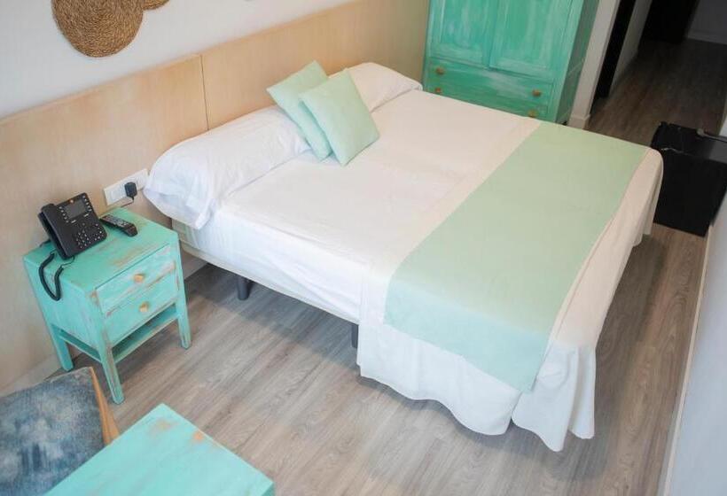 غرفة قياسية مطلّة علي البحر, El Globo