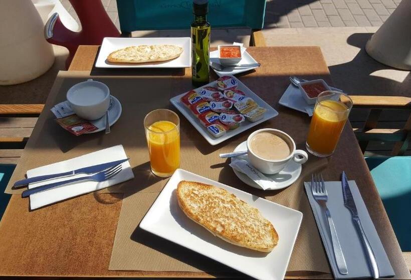 غرفة قياسية مطلّة علي البحر, El Globo