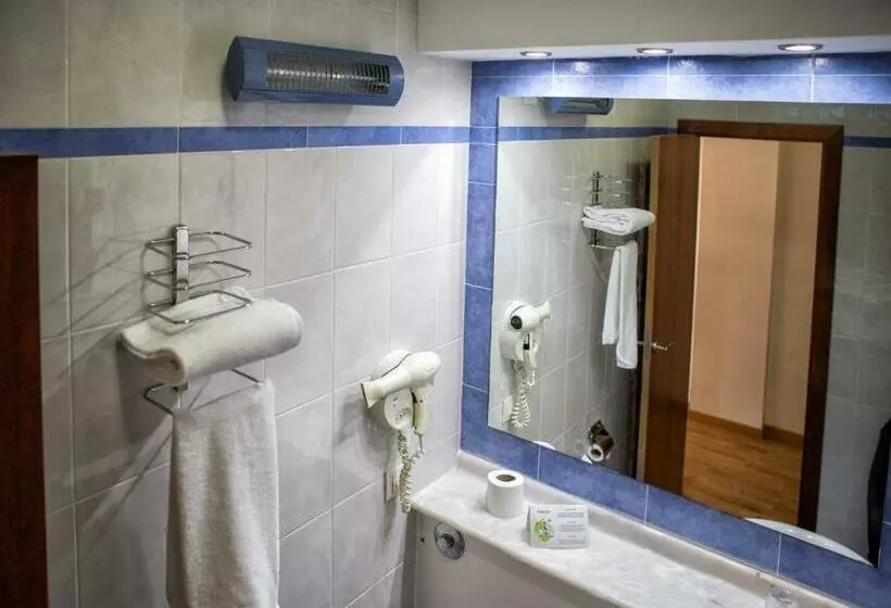 اتاق استاندارد سه نفره, YIT Ciudad de Elche