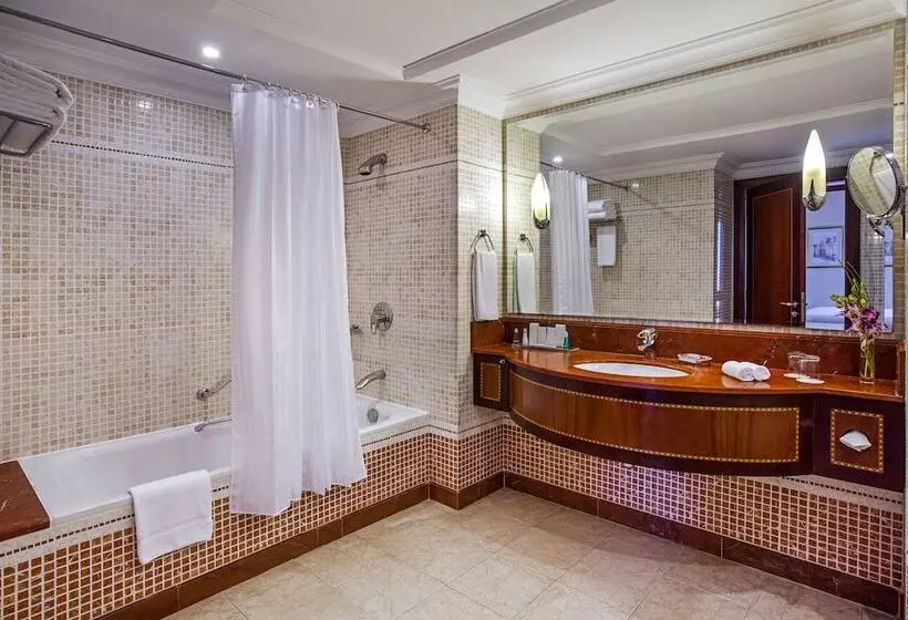 سوییت اجرایی, Corniche Hotel Abu Dhabi