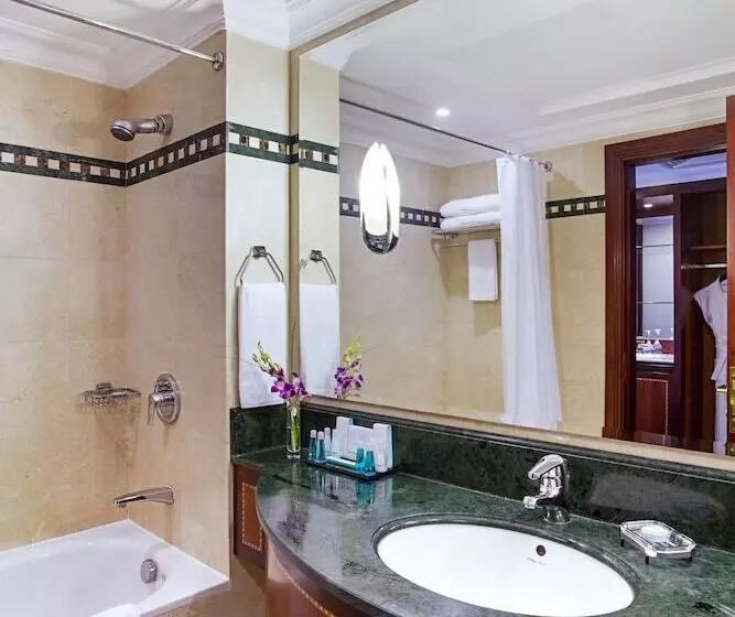 سوئیت رویال, Corniche Hotel Abu Dhabi