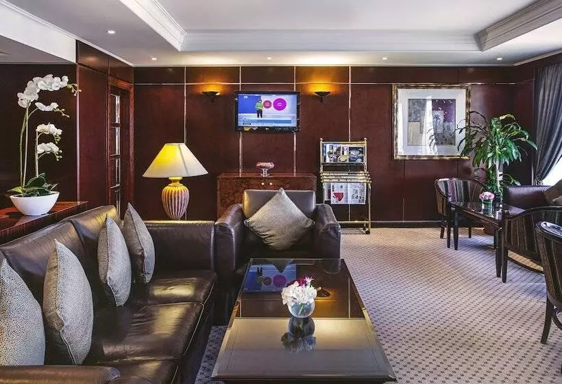 سوئیت رویال, Corniche Hotel Abu Dhabi