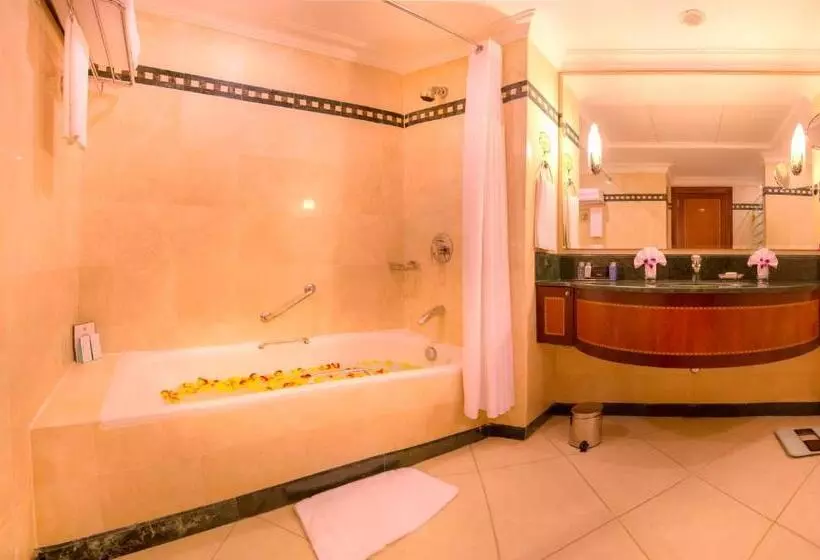 سوییت اجرایی, Corniche Hotel Abu Dhabi