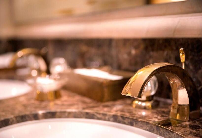 جناح جونيور مطلّ علي البحر, Corniche Hotel Abu Dhabi