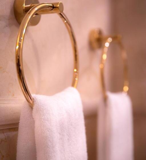 جناح جونيور مطلّ علي البحر, Corniche Hotel Abu Dhabi