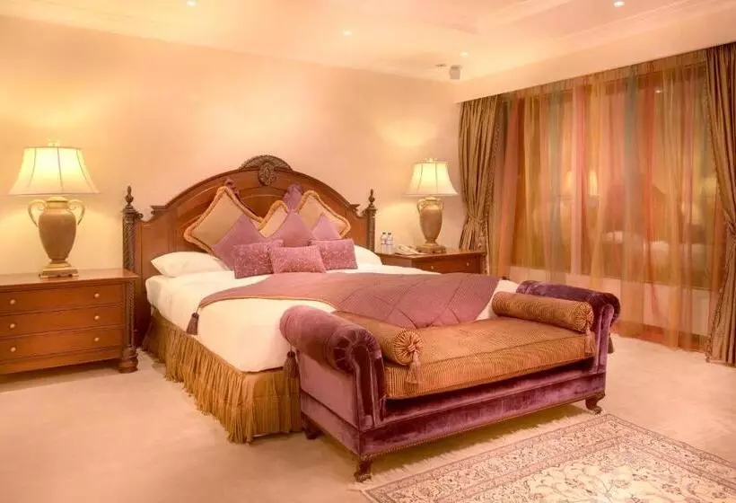 سوئیت رویال, Corniche Hotel Abu Dhabi