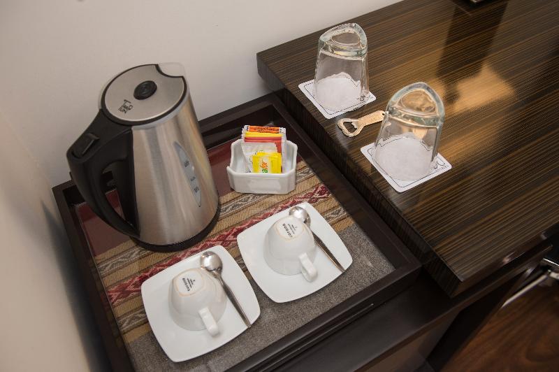 غرفة قياسية فردية, Jose Antonio Cusco