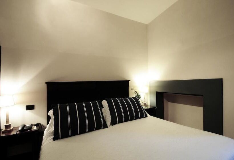 غرفة قياسية ثلاثية, Palazzo Piccolomini