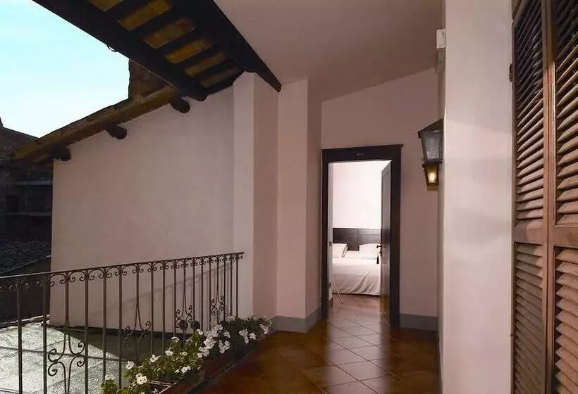 سوییت جونیور, Palazzo Piccolomini